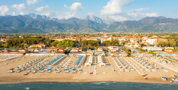 Mercato immobiliare, il mare batte la montagna e il lago: le case a Forte dei Marmi costano più che a Cortina